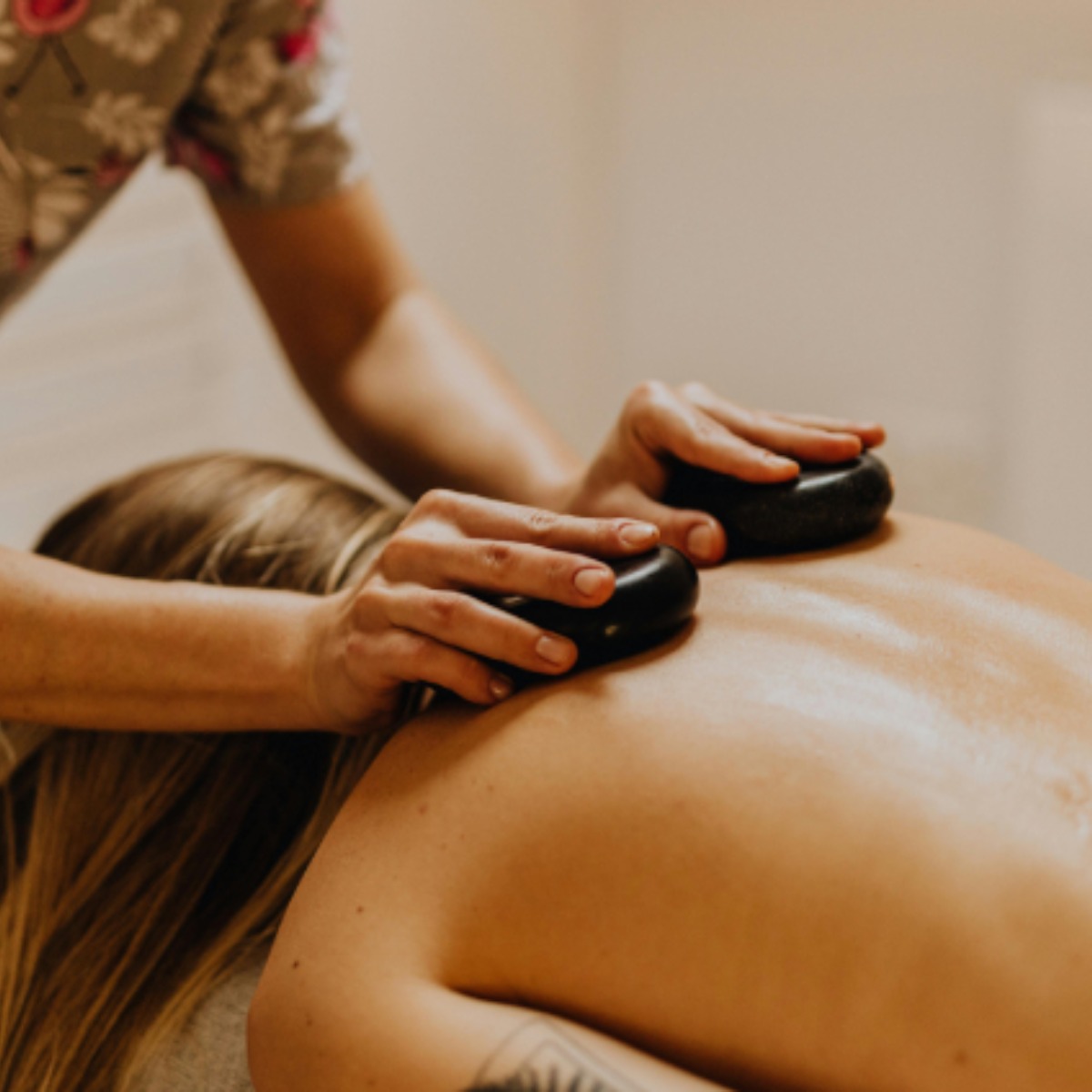 Masaż gorącymi kamieniami | Gdańsk | Z Kobido Ci do twarzy