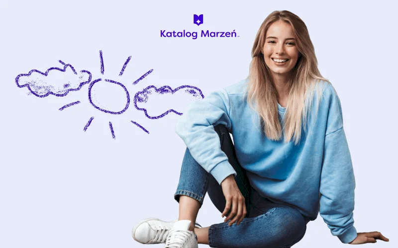 Młoda dziewczyna na niebieskim tle z rysunkiem słońca w tle