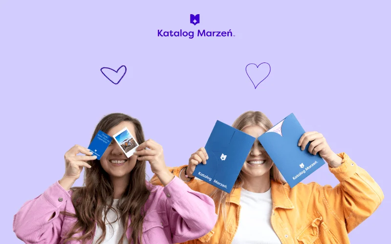 Dwie osoby trzymające vouchery od Katalogu Marzeń