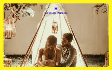 Pomysł na Walentynki 2026 pełne romantycznych przeżyć Para przytulająca się w domu - pomysł na walentynki