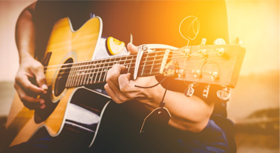 Mężczyzna Grający na Gitarze