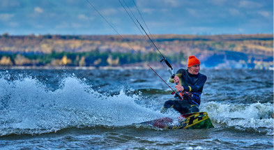 Mężczyzna na Wakeboardzie - Zabawa na Wodzie