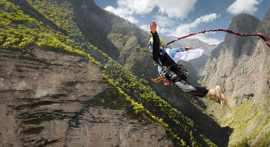 Skok na Bungee  - Ekstremalne Przeżycie na Wysokości