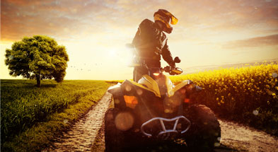 Wyprawa Off Road na Quadzie - Mężczyzna na Quadzie o Zachodzie Słońca