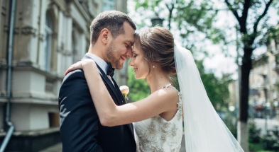Przytulona Para Młoda przed Ceremonią Ślubu