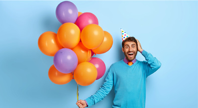 Mężczyzna Trzyma Balony Urodzinowe.