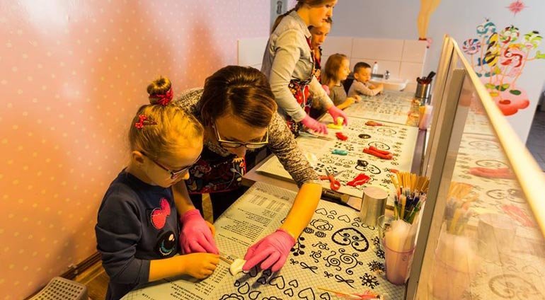 Rodzinne warsztaty cukierkowe | Żarki | Manufaktura Słodyczy Hokus Pokuss