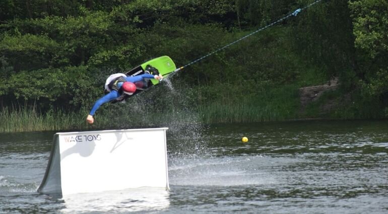 Poznaj wakeboarding dla grupy | Starogard Gdański (Skarszewy)