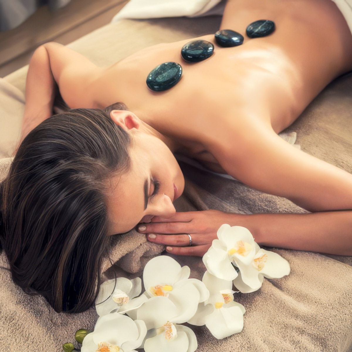 Masaż gorącymi kamieniami | Warszawa (Ursynów) | Samui SPA