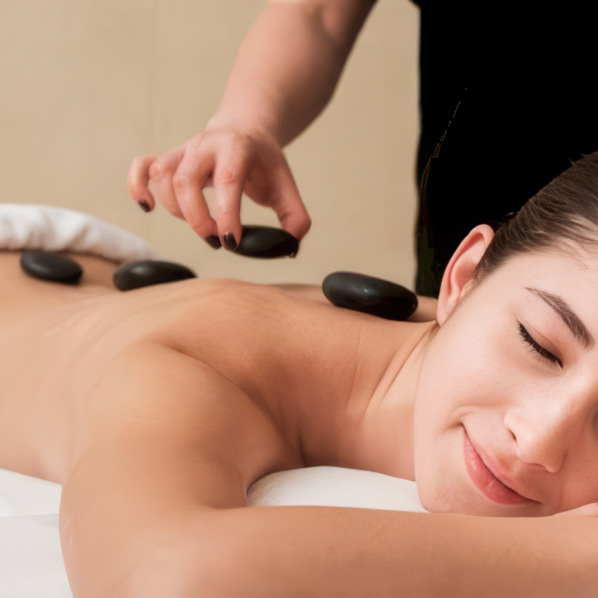 Masaż gorącymi kamieniami | Warszawa (Józefów) | Asana SPA