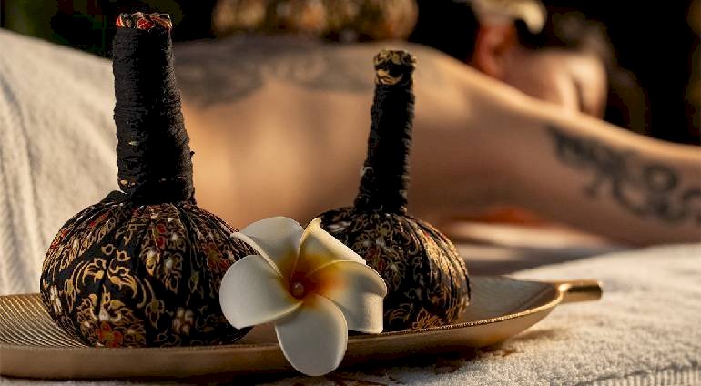 Masaż stemplami | Warszawa (Centrum) | Zen Thai SPA