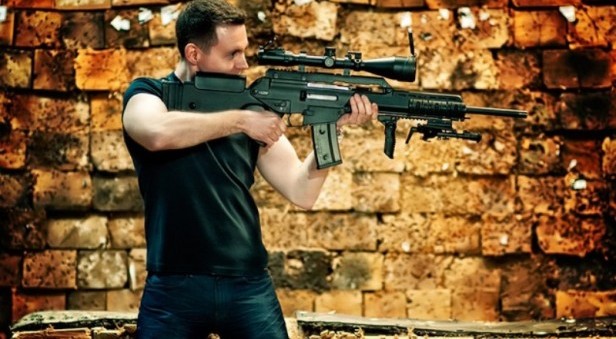 Mężczyzna z AK-47 w PM Shooter.