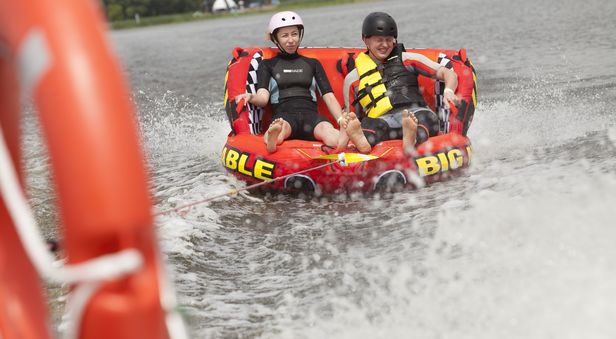 Przejazd na oponie za motorówką, Serock