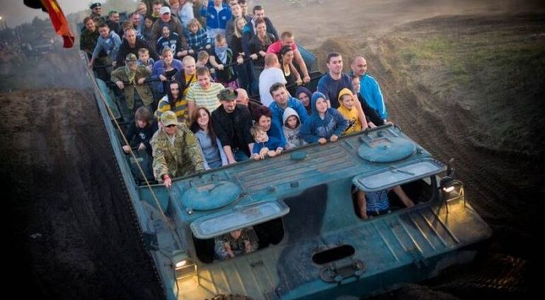 Prezent Militarne emocje na pokładzie pojazdu wojskowego zdjęcie 1