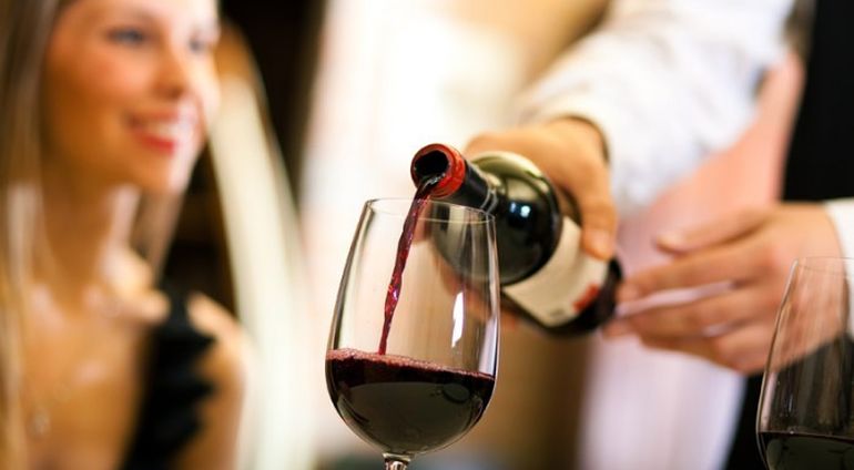 Kelner Serwujący Wino z Precyzją i Dbałością