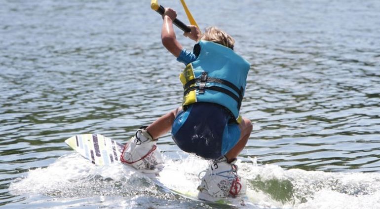 Prezent. Poznaj wakeboarding dla dwojga. Zdjęcie 1