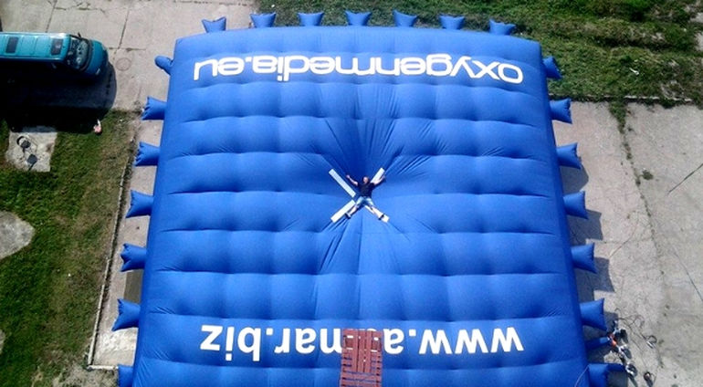 Skok na poduchę kaskaderską - Stunt Jump, Warszawa
