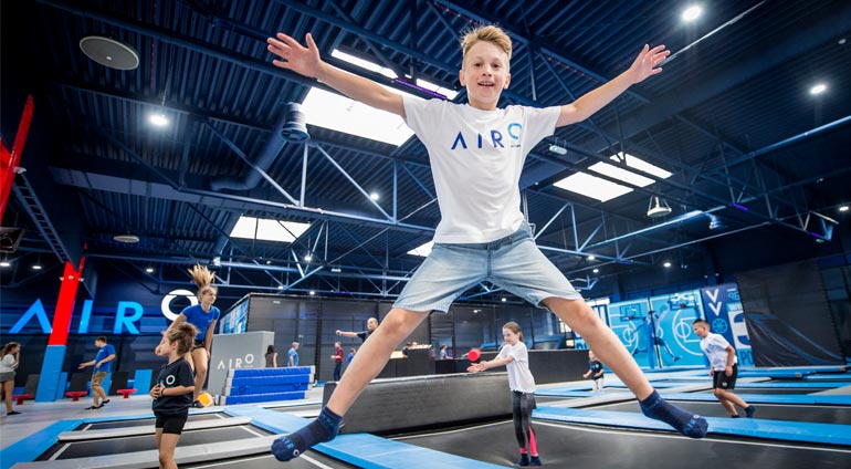 Chłopiec Skaczący na Trampolinach