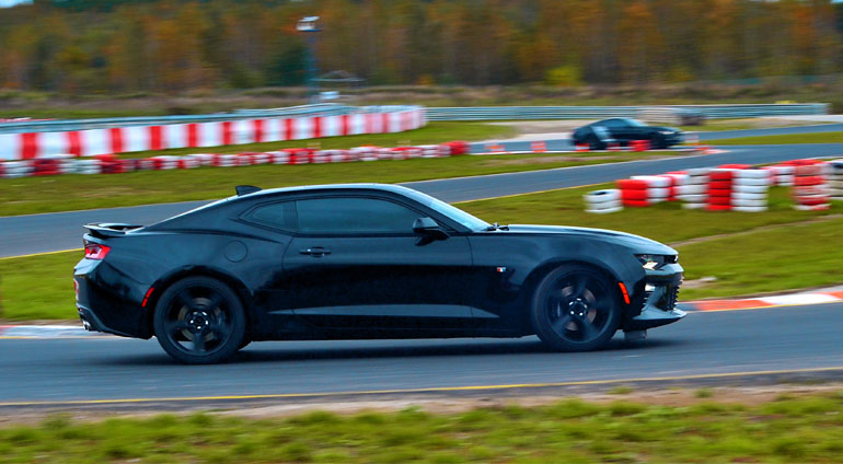 Czarny Chevrolet Camaro na Torze