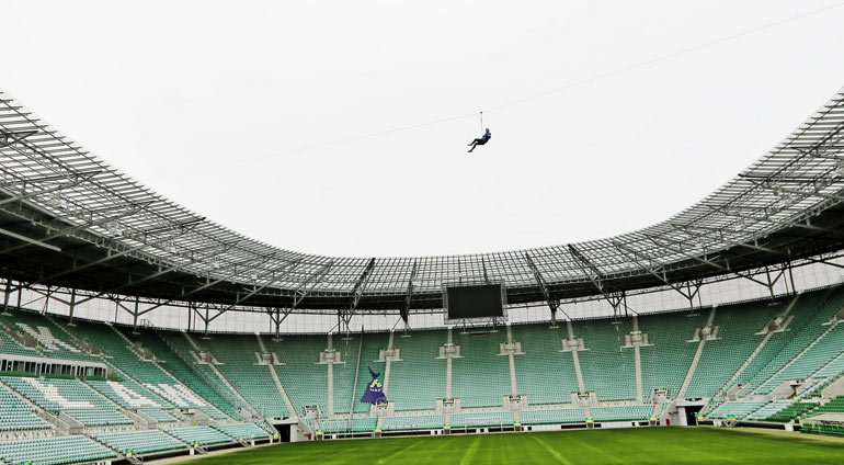 Mężczyzna Zjeżdża na Tyrolce nad Stadionem we Wrocławiu