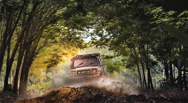 Jazda Off Road 4x4 w Lesie