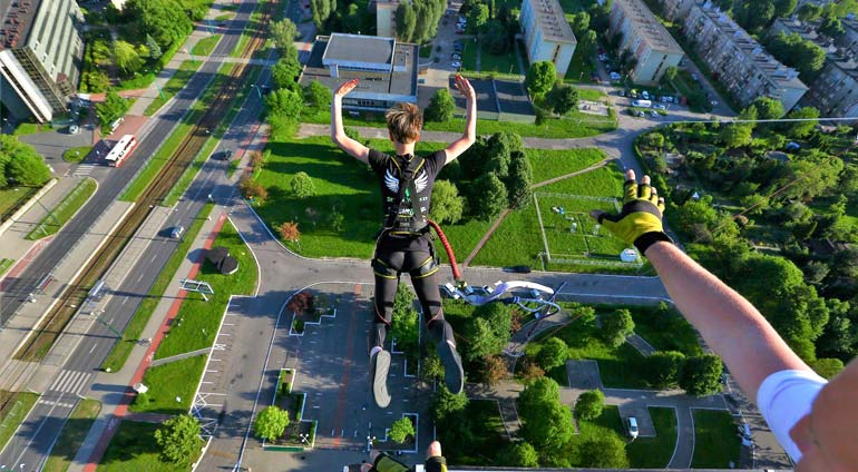 Mężczyzna podczas Skoku Dream Jump w Sosnowcu