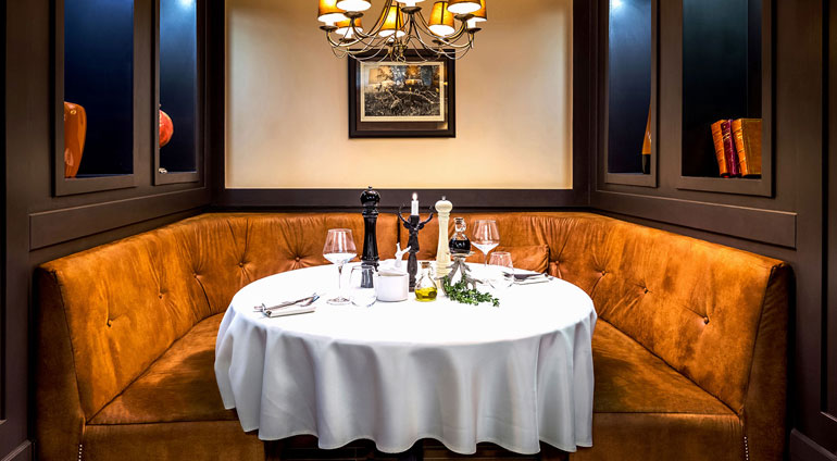 Kameralny Stolik w Restauracji 'U Myśliwych'