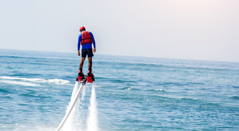 Mężczyzna w Butach Wodnych - Flyboard