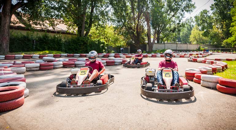 Troje Przyjaciół na Gokartach na Specjalnym Torze z Oponami