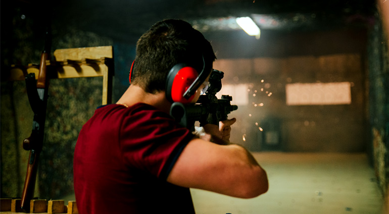 Mężczyzna Strzela z Kałasznikowa - AK47.
