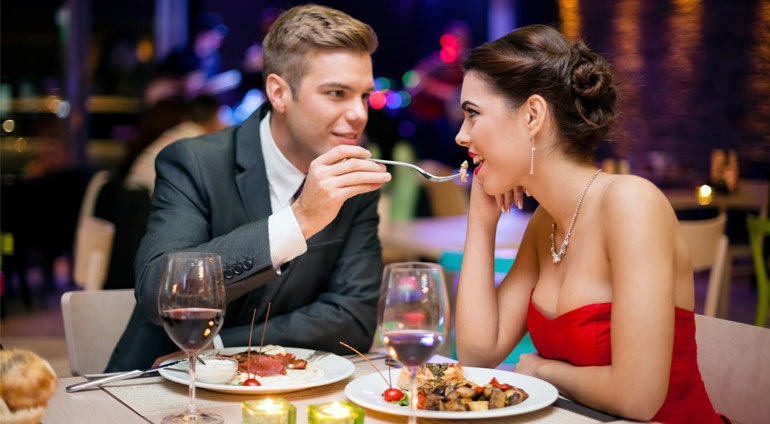 Para w Ekskluzywnej Restauracji podczas Kolacji