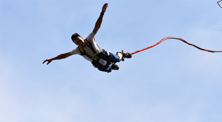 Mężczyzna Skacze na Bungee