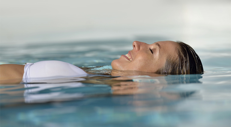 Uśmiechnięta Kobieta podczas Floatingu
