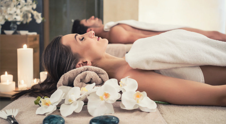 Mężczyzna i Kobieta podczas Masażu w Spa