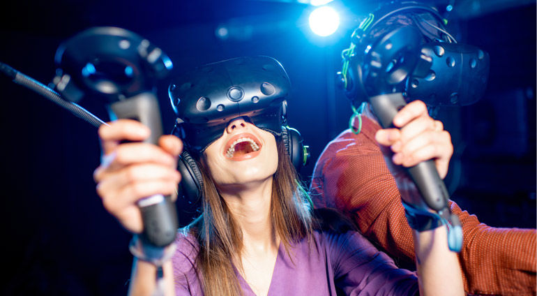 Ruda Dziewczyna z Goglami VR Uśmiecha się