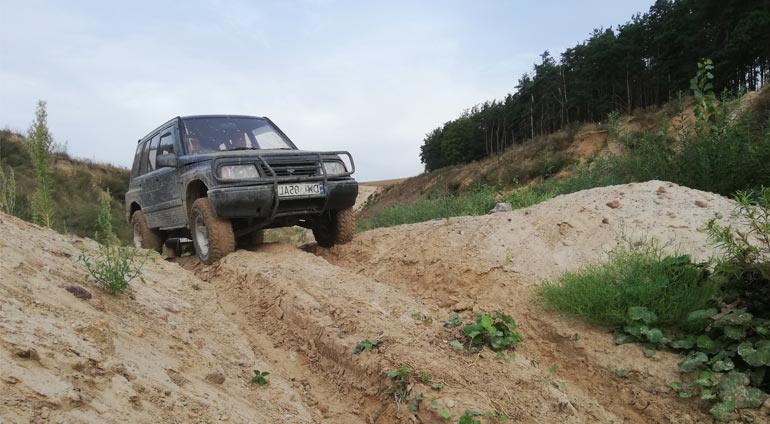Samochód Terenowy 4x4 na Wzniesieniu