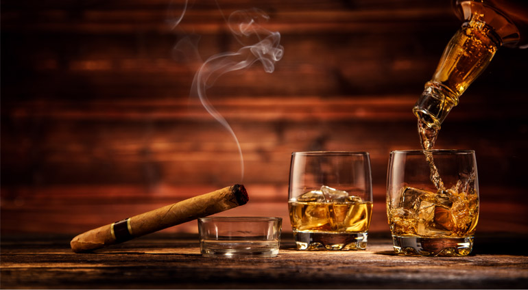 Dwie Szklanki z Whisky i Cygaro