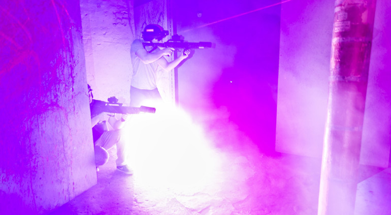 Dwóch chłopców bawią się w w Alfa Laser Game