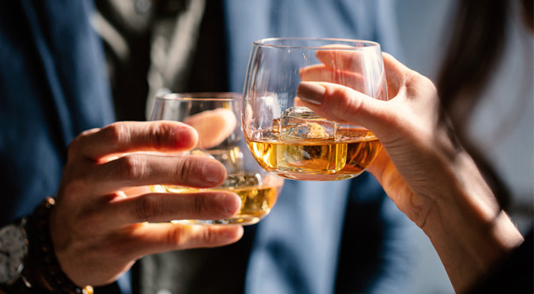 Dwoje Ludzi Degustuje Whisky z Lodem
