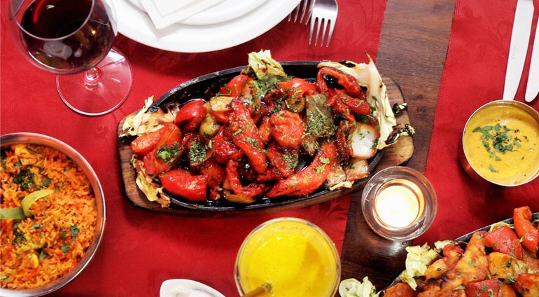 tradycyjne indyjskie potrawy w restauracji royal india