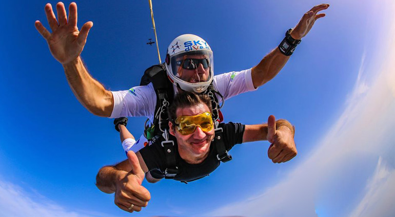 Mężczyzna skacze ze spadochronem w SKYDIVE