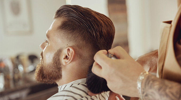 Brodaty mężczyzna na fotelu u barbera