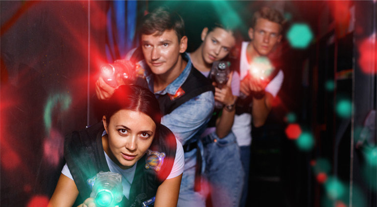 Grupa przyjaciół podczas paintballu laserowego