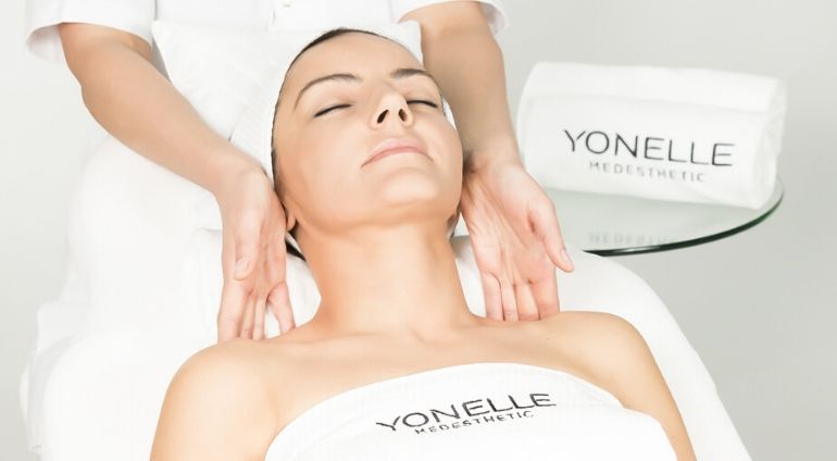 Kobieta Podczas Zabiegu W Salonie YONELLE
