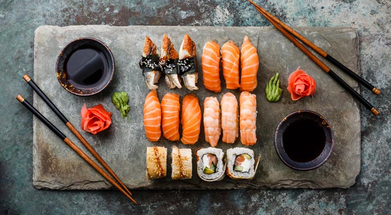 Profesjonalny zestaw sushi - futomaki, nigiri i maki