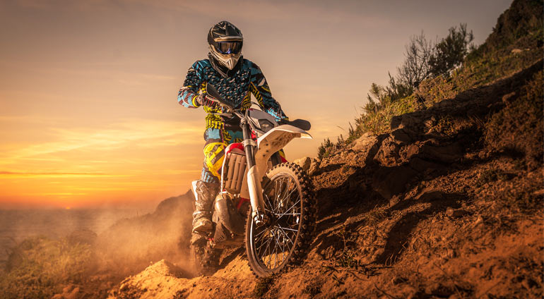 Lekcja motocross - Mężczyzna na motocyklu