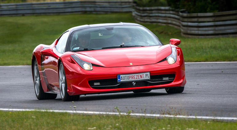 Czerwone Ferrari Italia na torze z Autoprezent