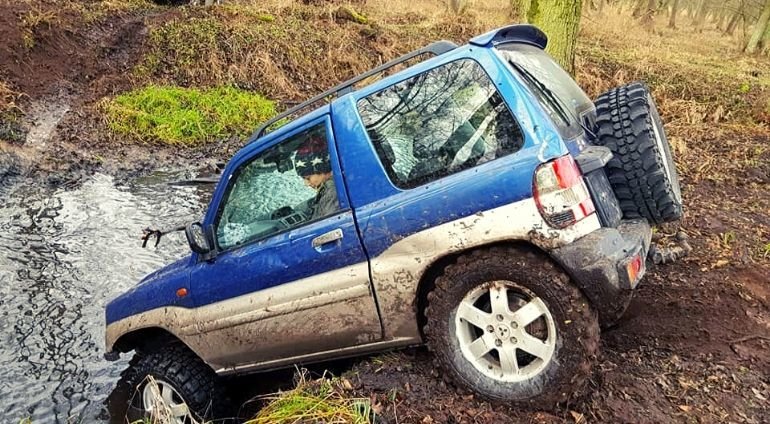Mitsubishi Wjeżdżający Do Stawu