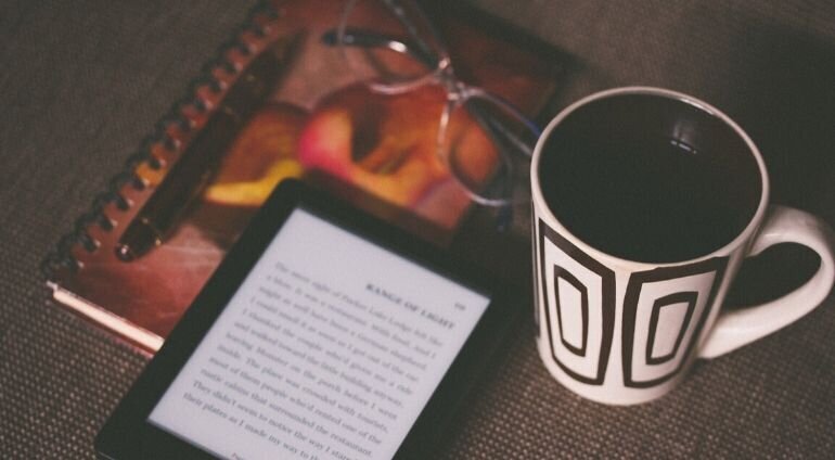Na Stole Ebook Z Okularami I Kubkiem Herbaty