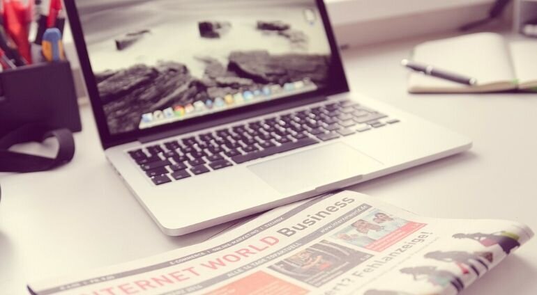 Gazeta I Otwarty Laptop